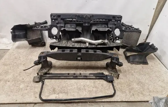 Volkswagen Touareg II Radiator support slam panel
