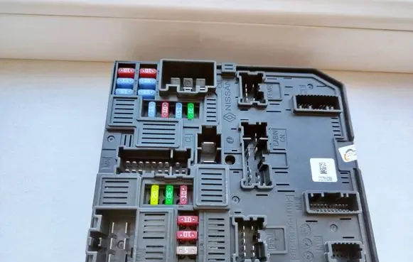 Renault Koleos II Fuse module 284B67853R 00010917 3727916300