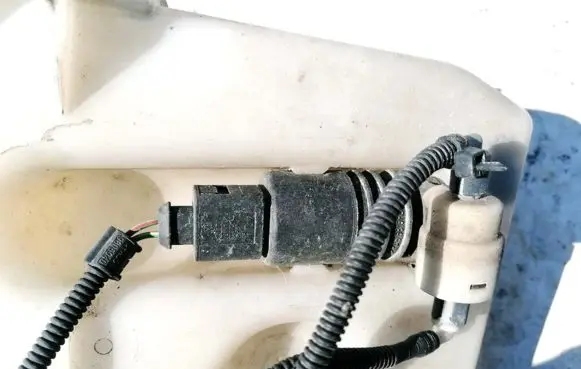 Volkswagen Touran I Windscreen/windshield washer pump