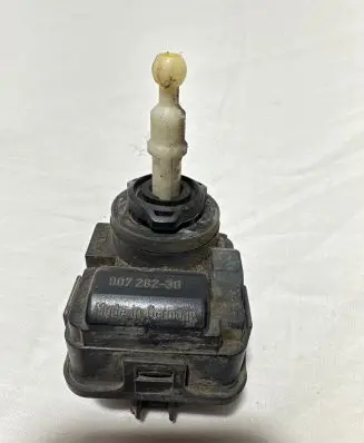 Opel Omega B2 Headlight level adjustment motor 00728230