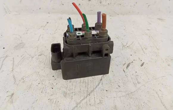 Audi A8 S8 D4 4H Air suspension valve block 4H0616013A
