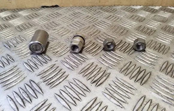 Suzuki Grand Vitara II Anti-theft wheel nuts and lock 