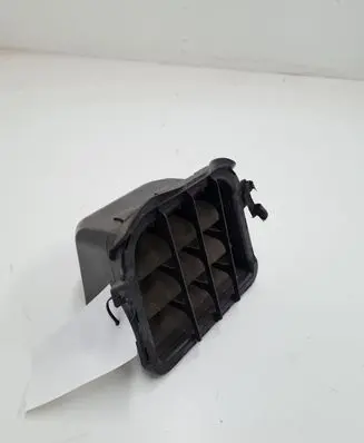 Quarter panel pressure vent