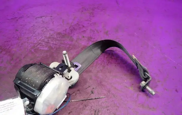Honda CR-V Front seatbelt