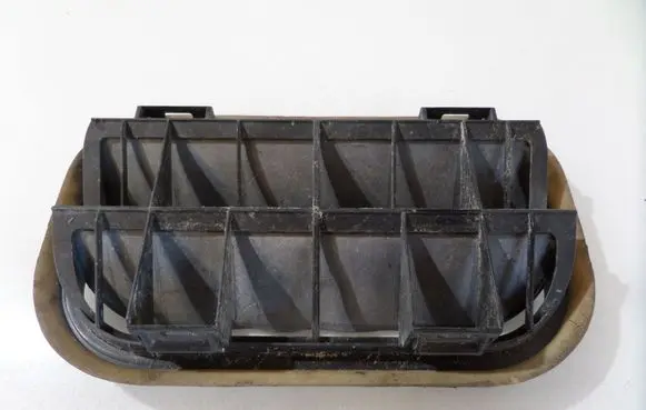 Ford Mondeo Mk III Quarter panel pressure vent YF1A54280B62AE D3L4A