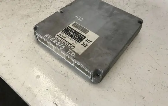 Toyota Avensis T220 Engine control unit/module 8966105310 MB175800