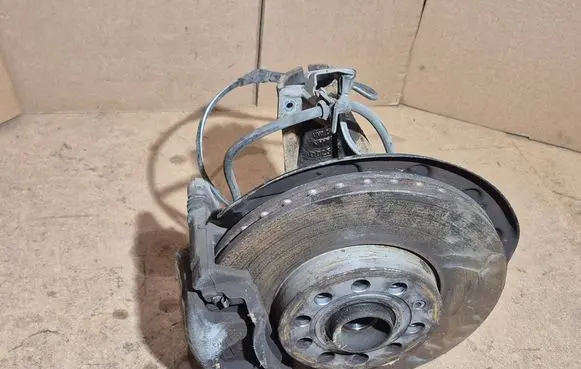Volkswagen Golf VII Front wheel hub spindle knuckle 5Q0255R