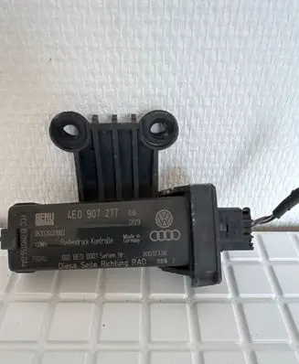 Audi A8 S8 D3 4E Tire pressure sensor 4E0907277 30012338 053320401003