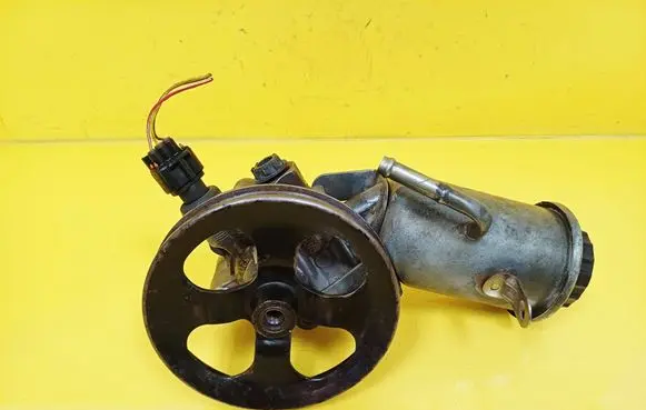 Toyota Yaris Power steering pump 