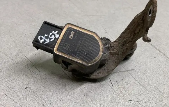 Headlight/headlamp level sensor