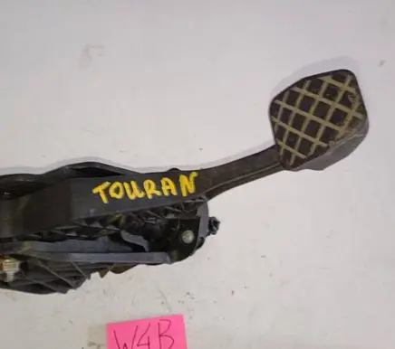 Volkswagen Touran I Clutch pedal 1T1721059AL