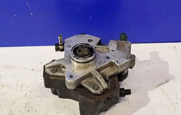 Volvo V70 Mechanical fuel pump 0445010111 30756125