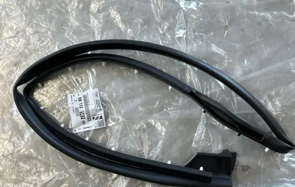 Peugeot 3008 II Rubber seal front door window/glass 9811258380