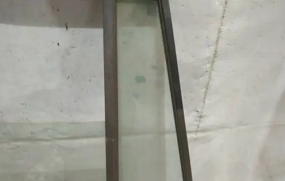 Land Rover Discovery Rear vent window glass AS2