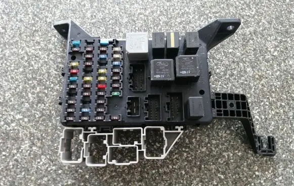 Ford Mondeo Mk III Fuse module 1S7T14A073AE