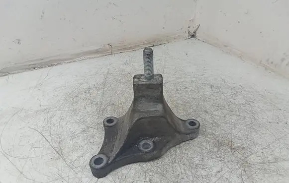 Ford Mondeo Mk III Engine mounting bracket 3S717M125CA