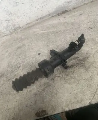 Peugeot 308 Clutch slave cylinder 