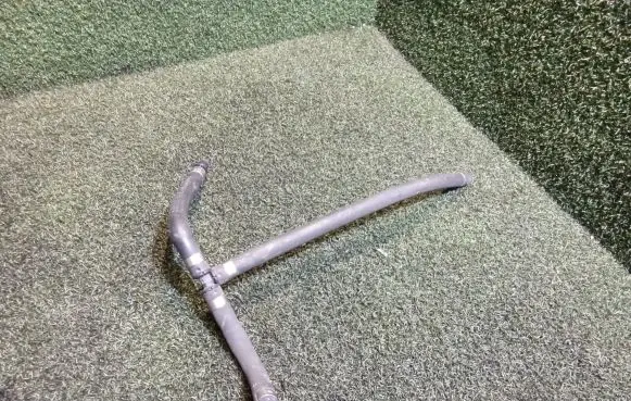 Mercedes-Benz E W212 Engine coolant pipe/hose A2045011025