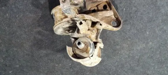 Mazda 626 Engine mount bracket
