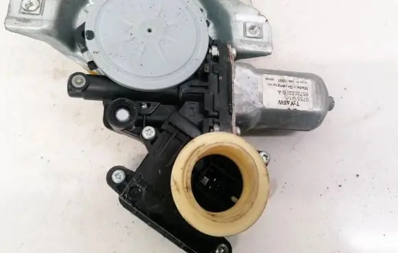 Toyota Auris 150 Rear door window regulator motor 8570202020 975514-103