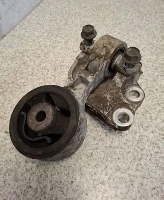 Engine mount bracket