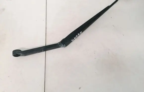 Nissan X-Trail T30 Front wiper blade arm
