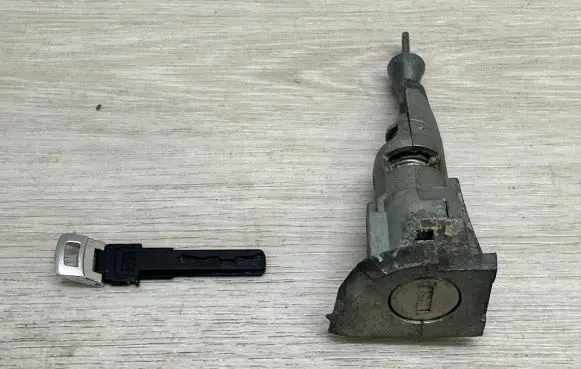 Volkswagen Touareg II Front door lock (next to the handle) 7P6837167