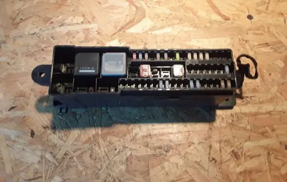 Volvo V40 Fuse module E02260200 AV6T14K131AC