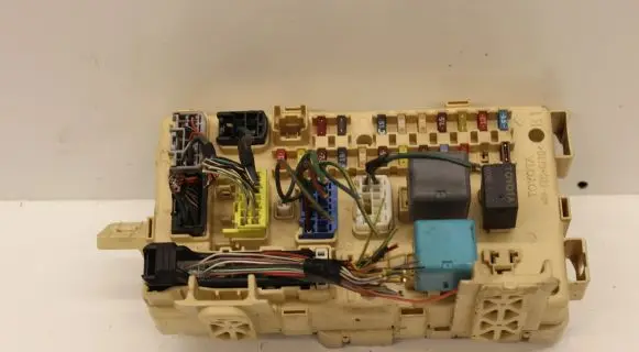 Toyota Avensis T250 Fuse module 905768