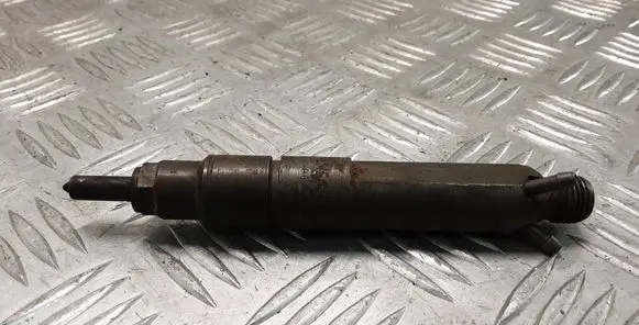 Volkswagen PASSAT B5 Fuel injector 028130201T