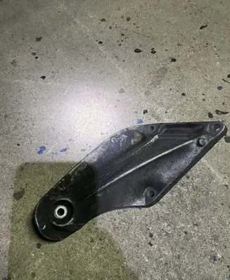 BMW 5 E60 E61 Engine mounting bracket 6771069