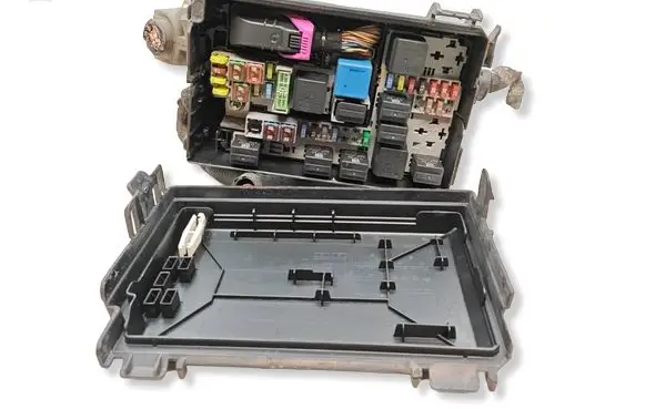 Opel Meriva B Fuse box cover 13246936 PA6GB20GF10