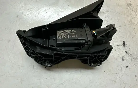 Accelerator throttle pedal