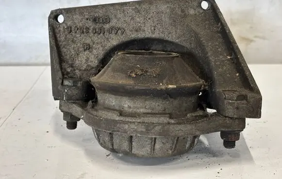 Engine mount bracket