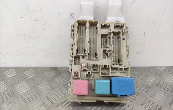 Toyota Verso Fuse module 827300FA30