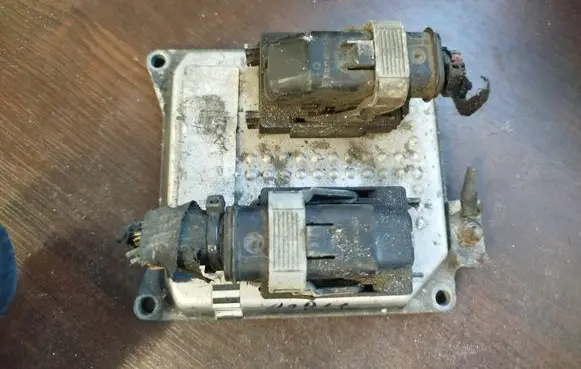Opel Astra J Engine control unit/module 55564081