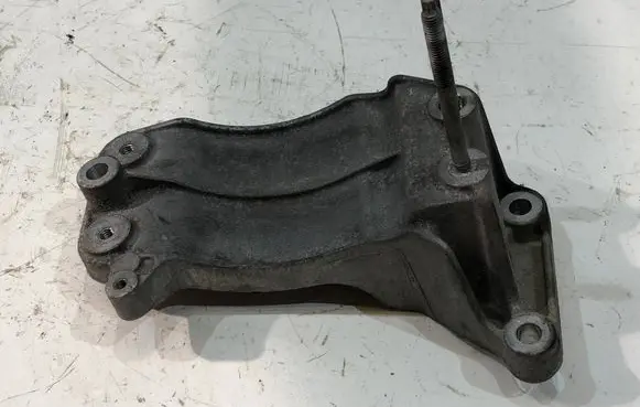 Jeep Grand Cherokee Engine mounting bracket