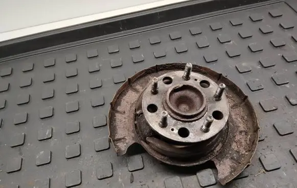 Rear wheel hub