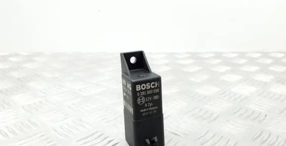 Volkswagen Golf VI Glow plug pre-heat relay 038907281D 0281003038