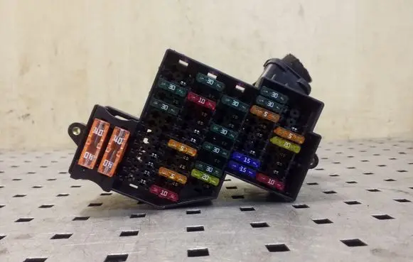 Volkswagen Touareg II Fuse module 7P0941828 7P0941824