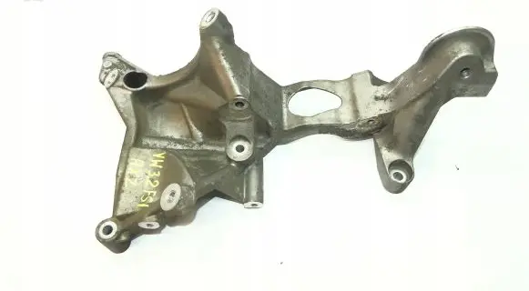Volkswagen PASSAT B6 Generator/alternator bracket 03H260089B