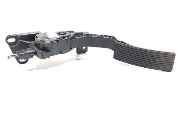 Accelerator throttle pedal