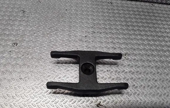 Isuzu Trooper Fuel Injector clamp holder