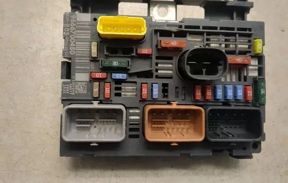 Citroen C4 I Fuse module 9666700480