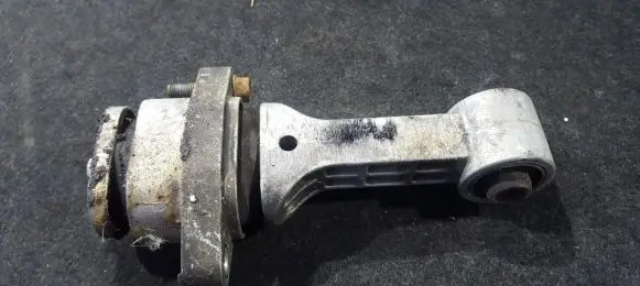 Hyundai i20 (PB PBT) Engine mount bracket