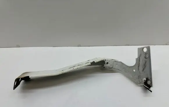Audi A4 S4 B8 8K Fender mounting bracket 8K0821136B