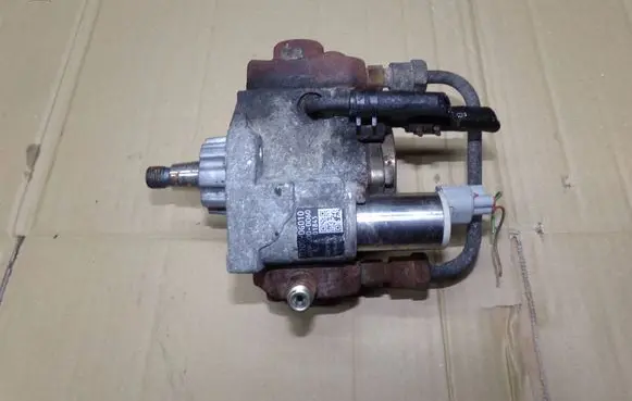 Toyota Avensis T250 Fuel injection high pressure pump 221000G010