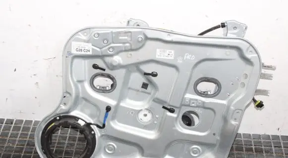 Hyundai Santa Fe Front door window regulator with motor 824802B070