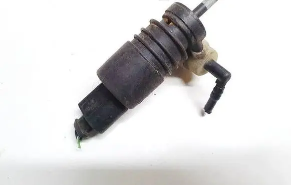 Volkswagen PASSAT B5 Windscreen/windshield washer pump 1j0973722