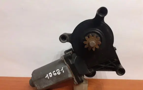 Mercedes-Benz E W210 Front door window regulator with motor 10681 0130821709